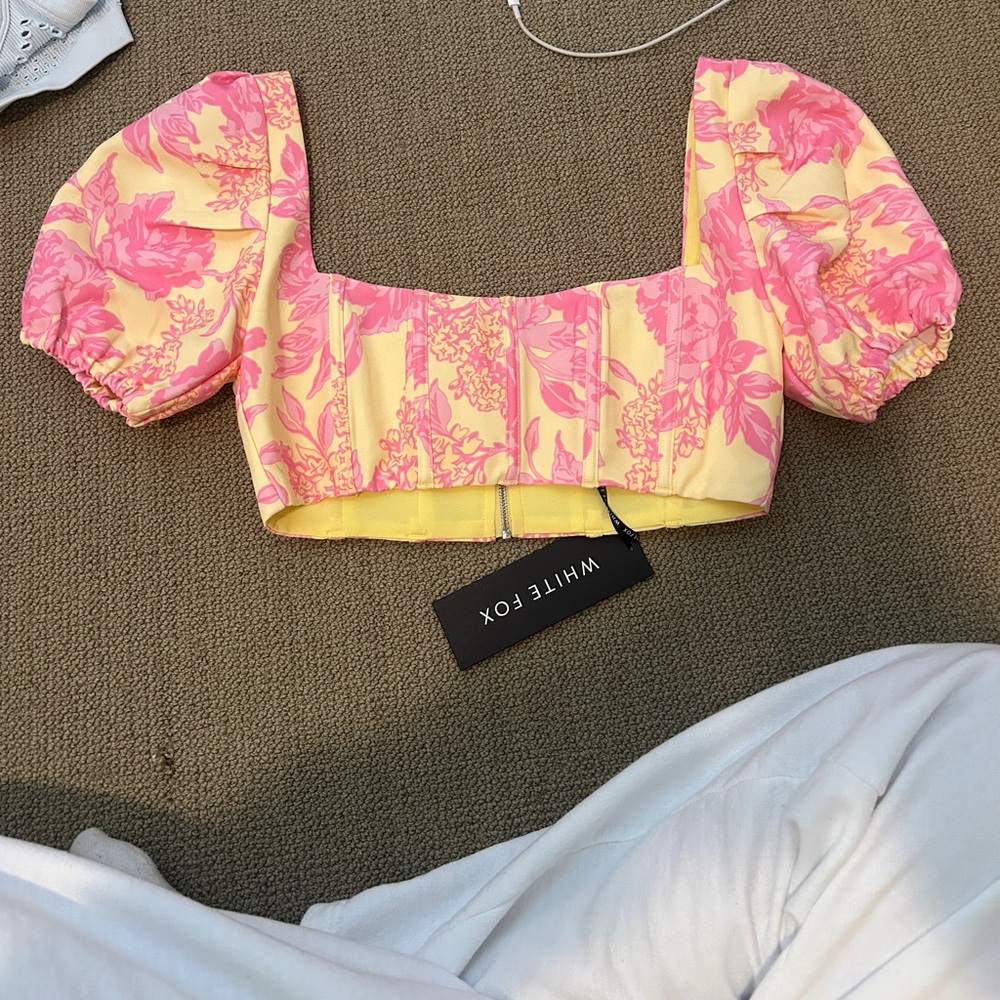 NWT white fox “moment to remember” crop top size small